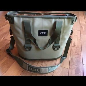 Yeti Hopper 30 cooler bag with zipper